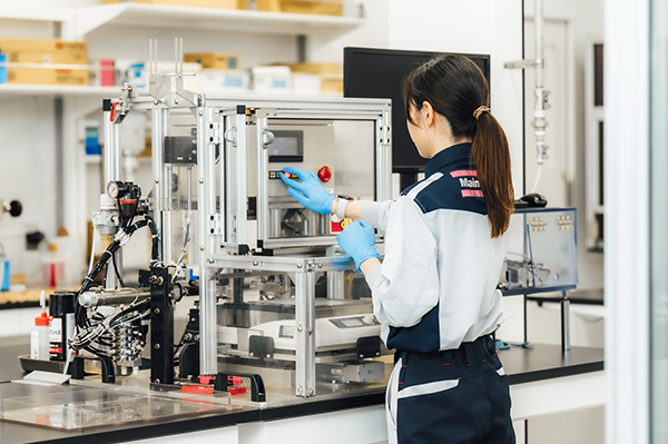 お客様の困りごとを解決するため、オーダーメイドでの薬品開発をしています。